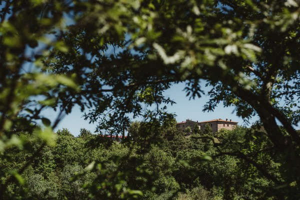 tuscan-country-chic-wedding-photography-open-field-ceremony-1001