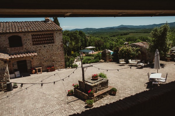 tuscan-country-chic-wedding-photography-open-field-ceremony-1017