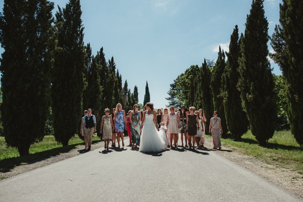 tuscan-country-chic-wedding-photography-open-field-ceremony-1034