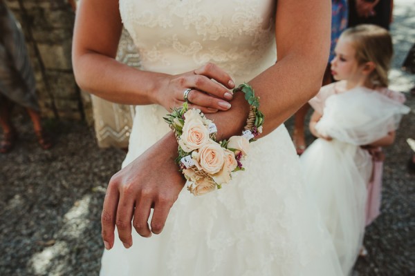 tuscan-country-chic-wedding-photography-open-field-ceremony-1036