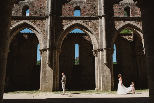 tuscan-country-chic-wedding-photography-open-field-ceremony-1038