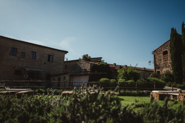 tuscan-country-chic-wedding-photography-open-field-ceremony-1047