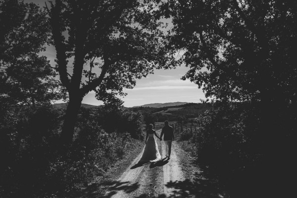 tuscan-country-chic-wedding-photography-open-field-ceremony-1055