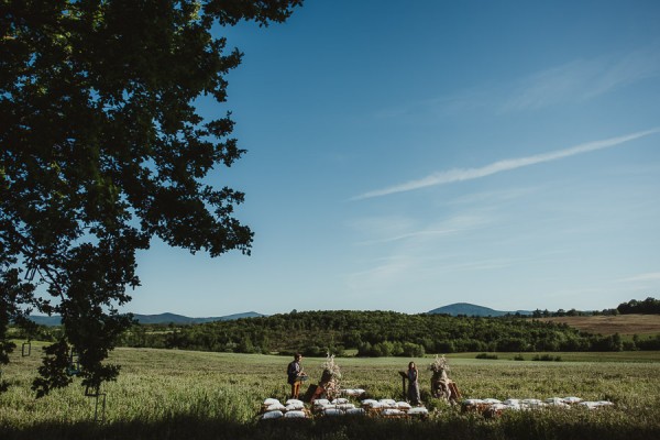 tuscan-country-chic-wedding-photography-open-field-ceremony-1061