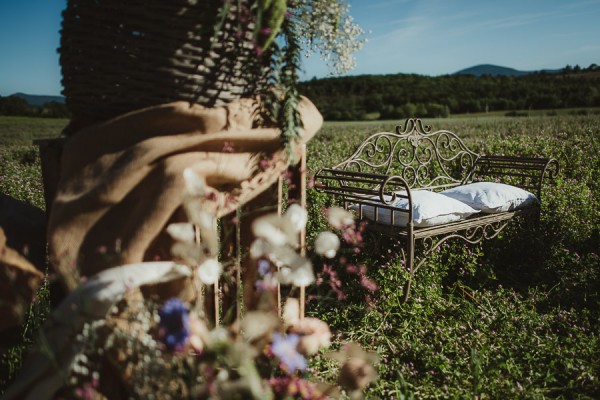 tuscan-country-chic-wedding-photography-open-field-ceremony-1062