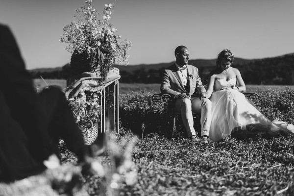 tuscan-country-chic-wedding-photography-open-field-ceremony-1071