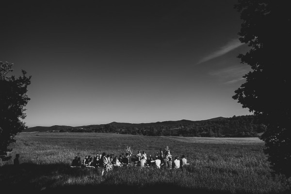 tuscan-country-chic-wedding-photography-open-field-ceremony-1074