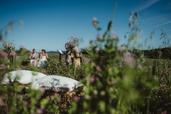 tuscan-country-chic-wedding-photography-open-field-ceremony-1076