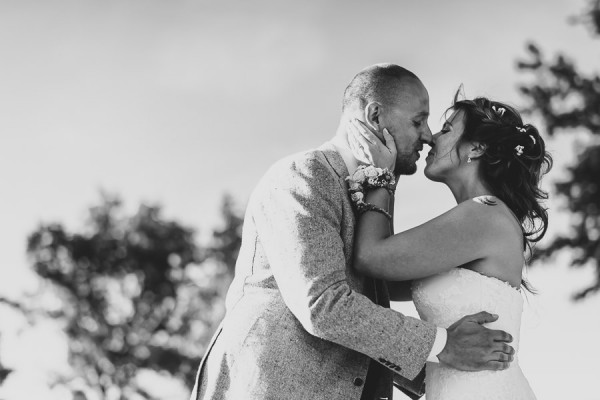 tuscan-country-chic-wedding-photography-open-field-ceremony-1092