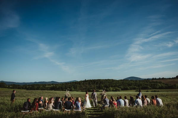 tuscan-country-chic-wedding-photography-open-field-ceremony-1094