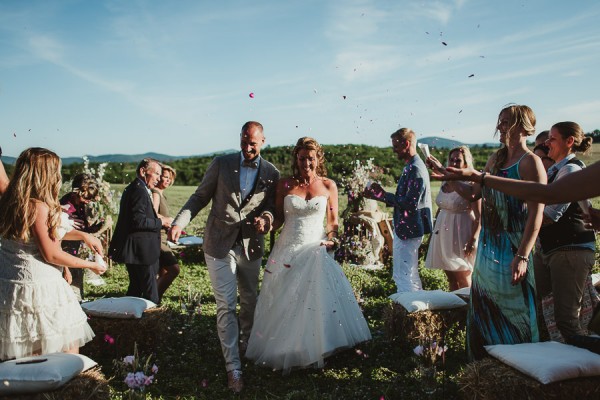 tuscan-country-chic-wedding-photography-open-field-ceremony-1095