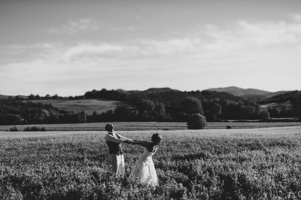 tuscan-country-chic-wedding-photography-open-field-ceremony-1103