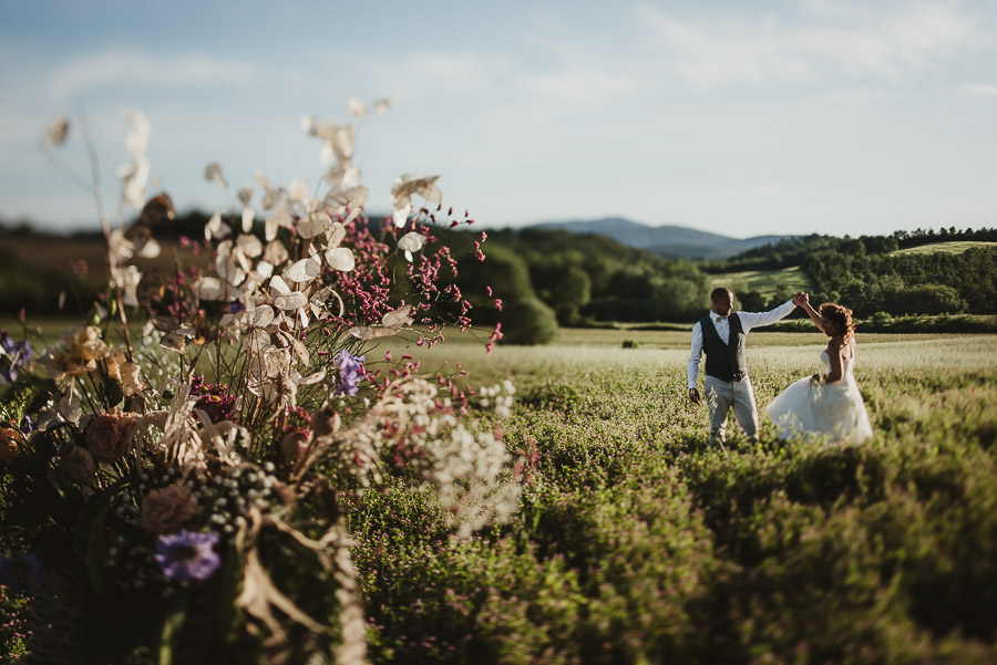 tuscan-country-chic-wedding-photography-open-field-ceremony-1104