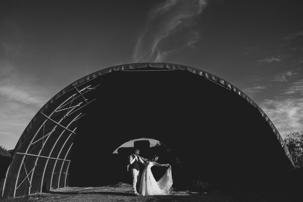 tuscan-country-chic-wedding-photography-open-field-ceremony-1117